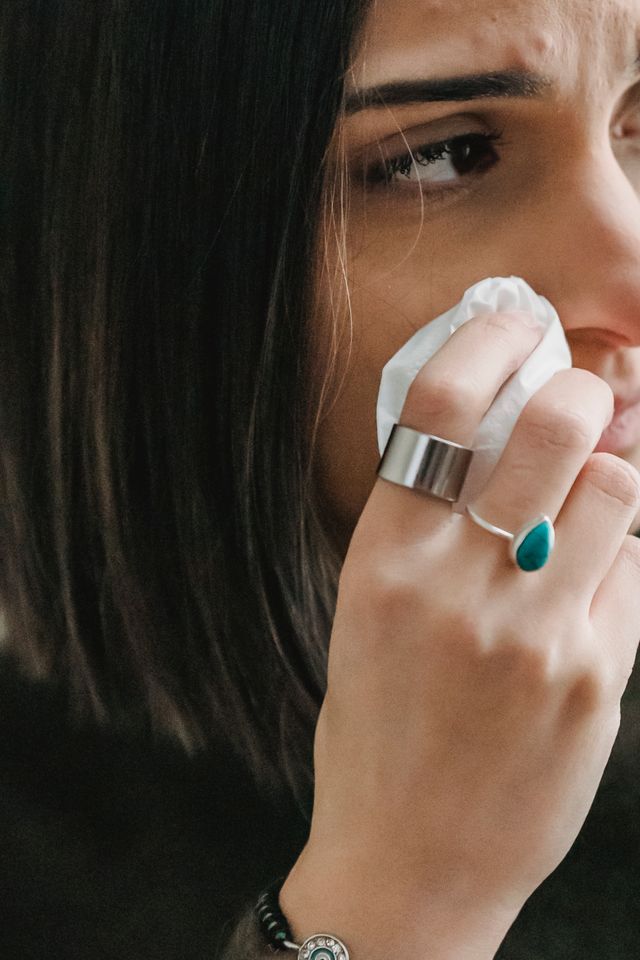 Vrouw veegt tranen weg met een zakdoek