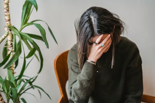 Základová fotografie zdarma na téma beznadějný, brunetka, chyba