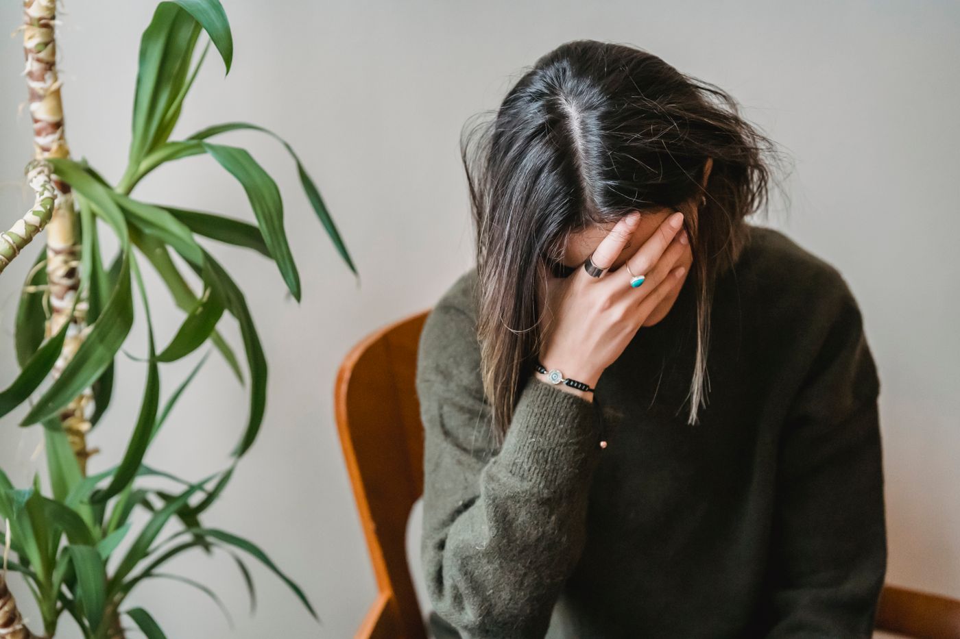 امرأة قلقة تغطي وجهها بيدها