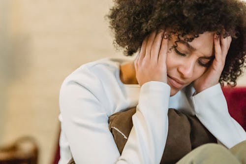 Gratis stockfoto met aanraken gezicht, Afro-Amerikaanse vrouw, alleen