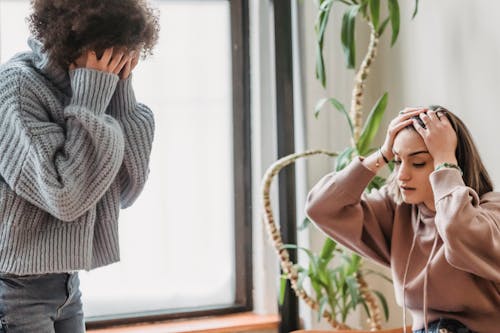 Gratis Mujer En SuÃ©ter Gris Y Negro Con TelÃ©fono Blanco Foto de stock