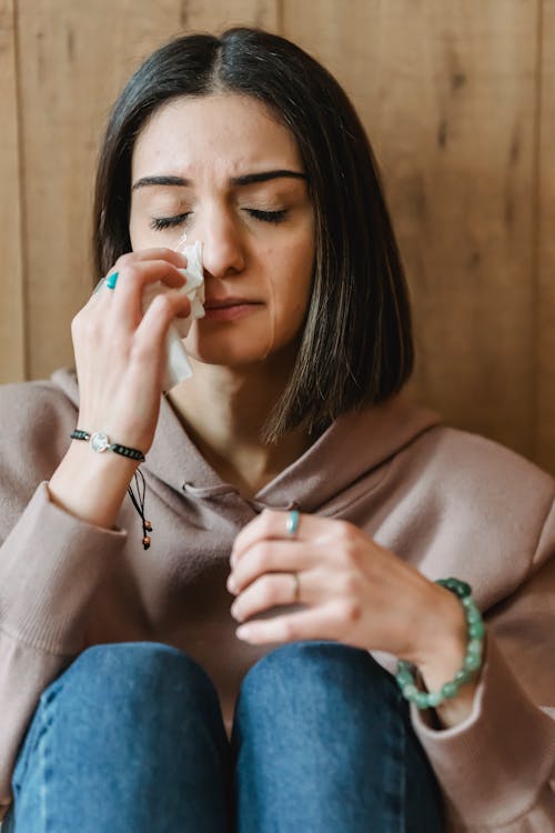 Wanita Dengan Cincin Perak Dan Jeans Denim Biru