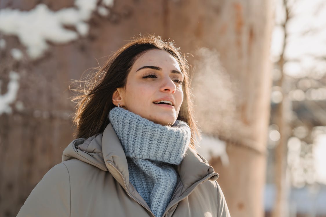 Femme En Manteau Gris Et écharpe