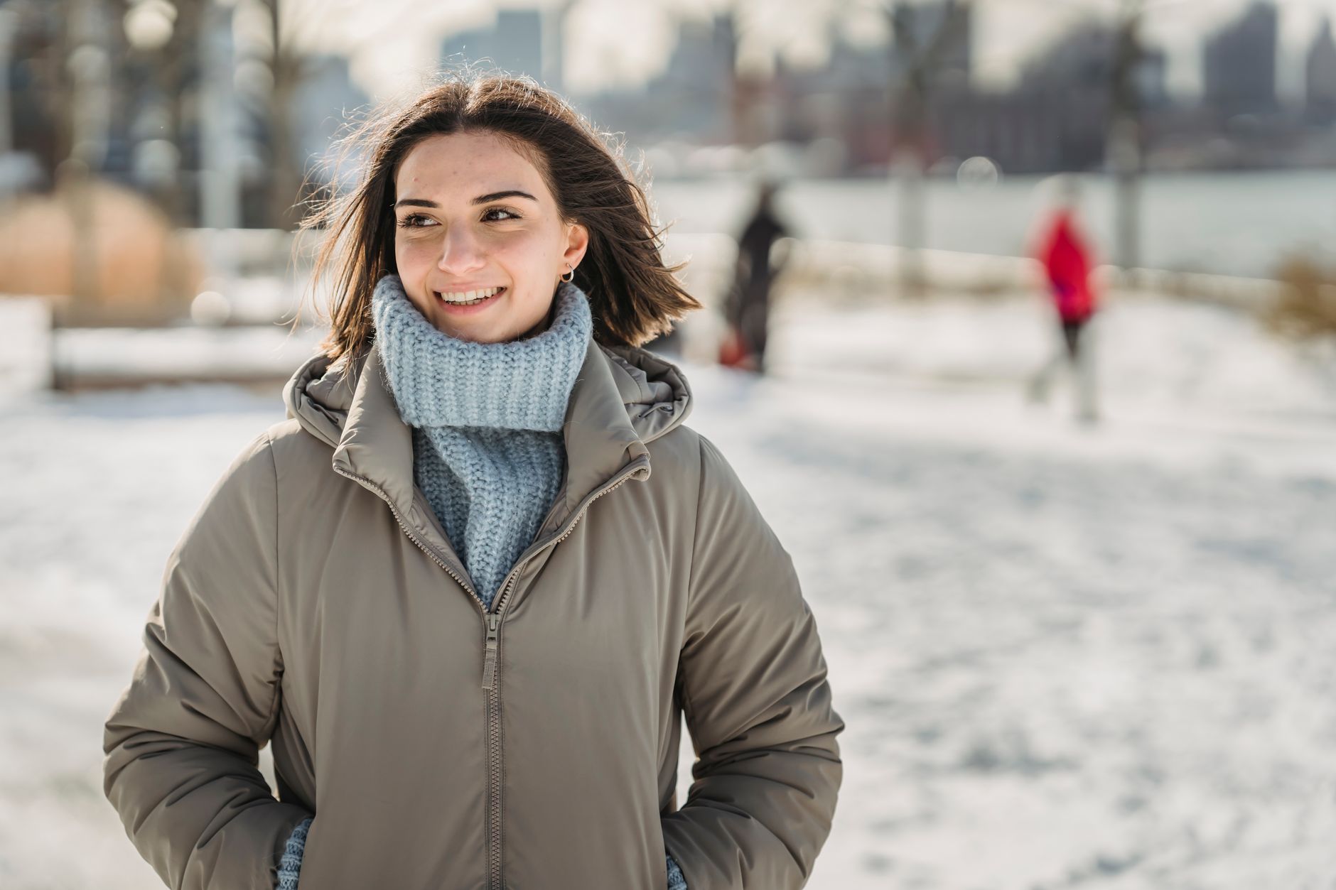 Alternanță între soare cald și ploi reci