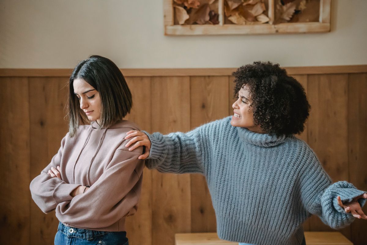 Duas mulheres discutindo dentro de casa