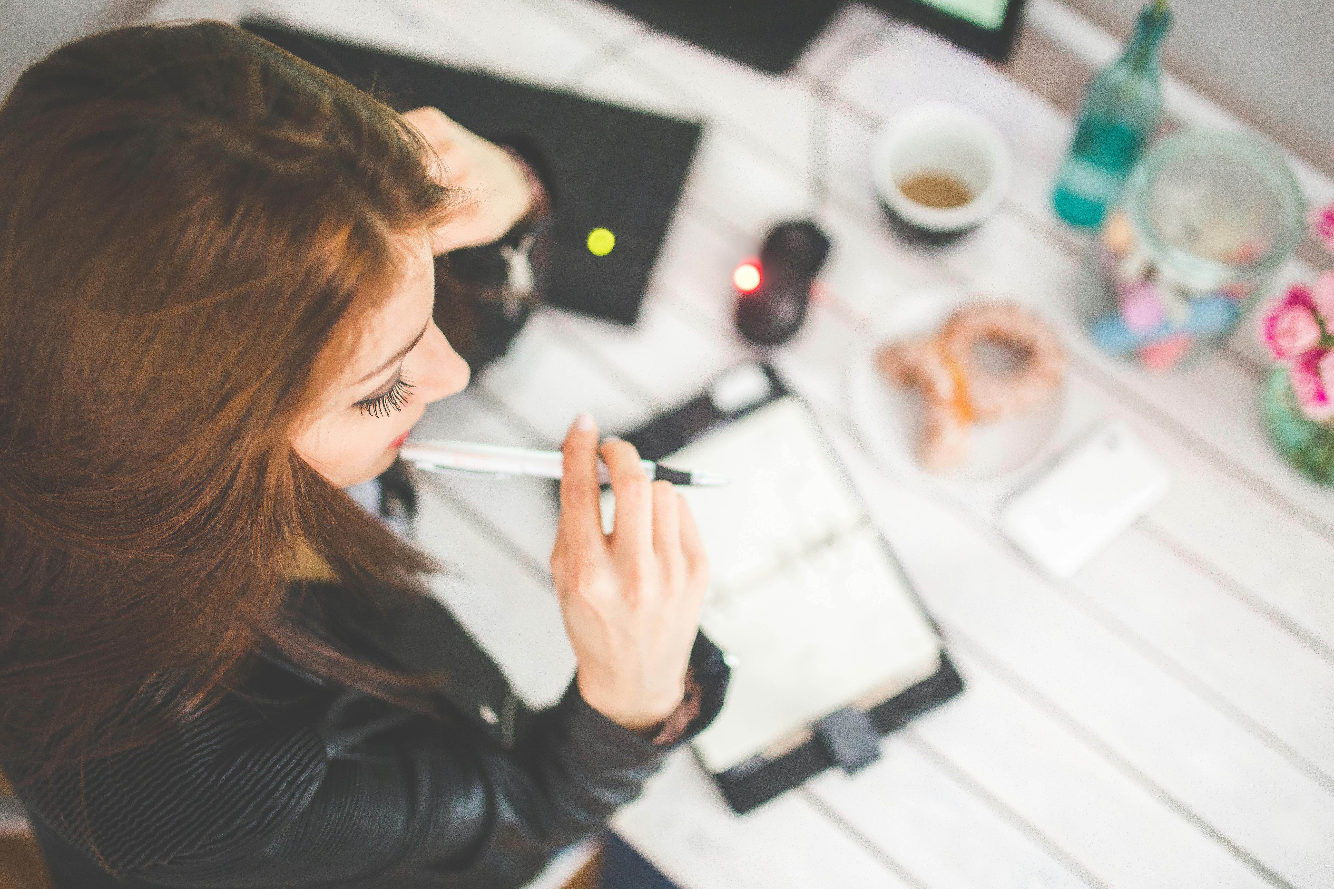 Mujer en un escritorio-Imagen tomada de Pexels