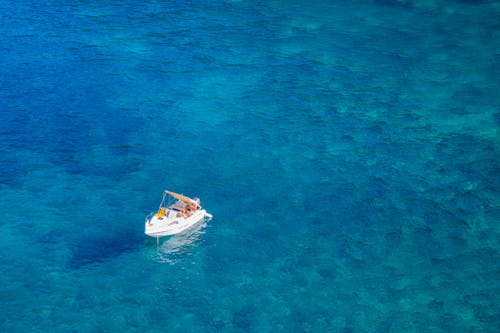 Free Boat In The Middle Of The Ocean Stock Photo