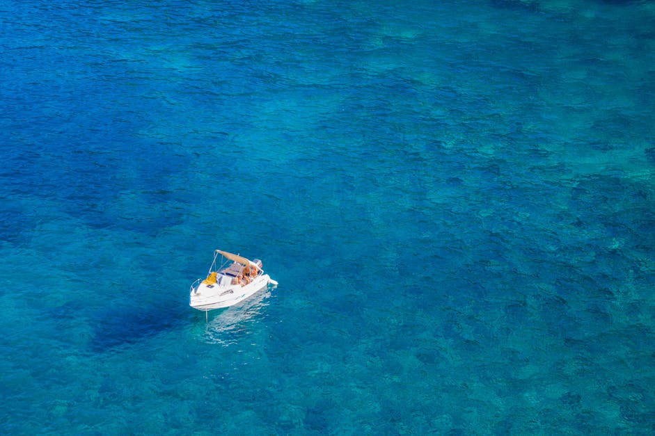 Boat In The Middle Of The Ocean · Free Stock Photo