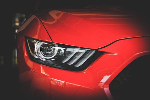 無料 赤い車のヘッドライト 写真素材
