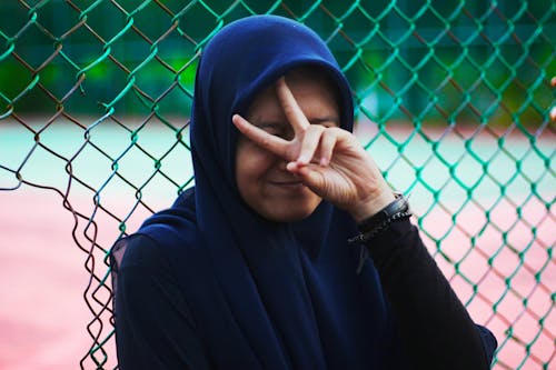 Vrouw Die Blauwe Hijab Draagt