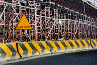 科威特的建筑工地上，脚手架挂着“放慢速度”的标志