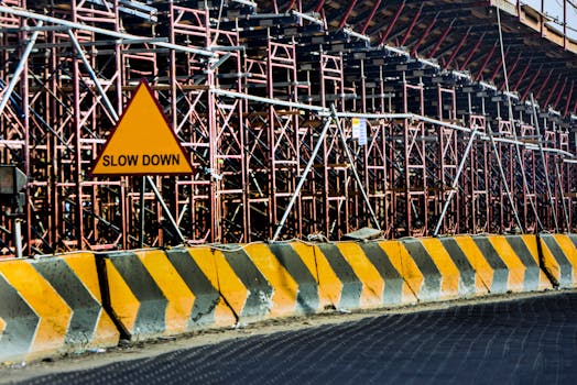 科威特的建筑工地上，脚手架挂着“放慢速度”的标志