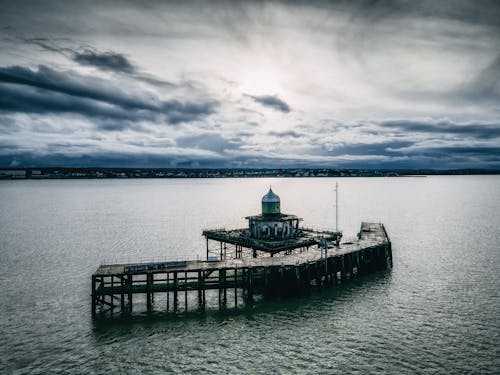 Бесплатное стоковое фото с вода, заброшенный, облака