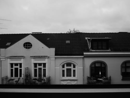 Kostenlos Graustufenfoto Von 2 Stöckigem Haus Stock-Foto