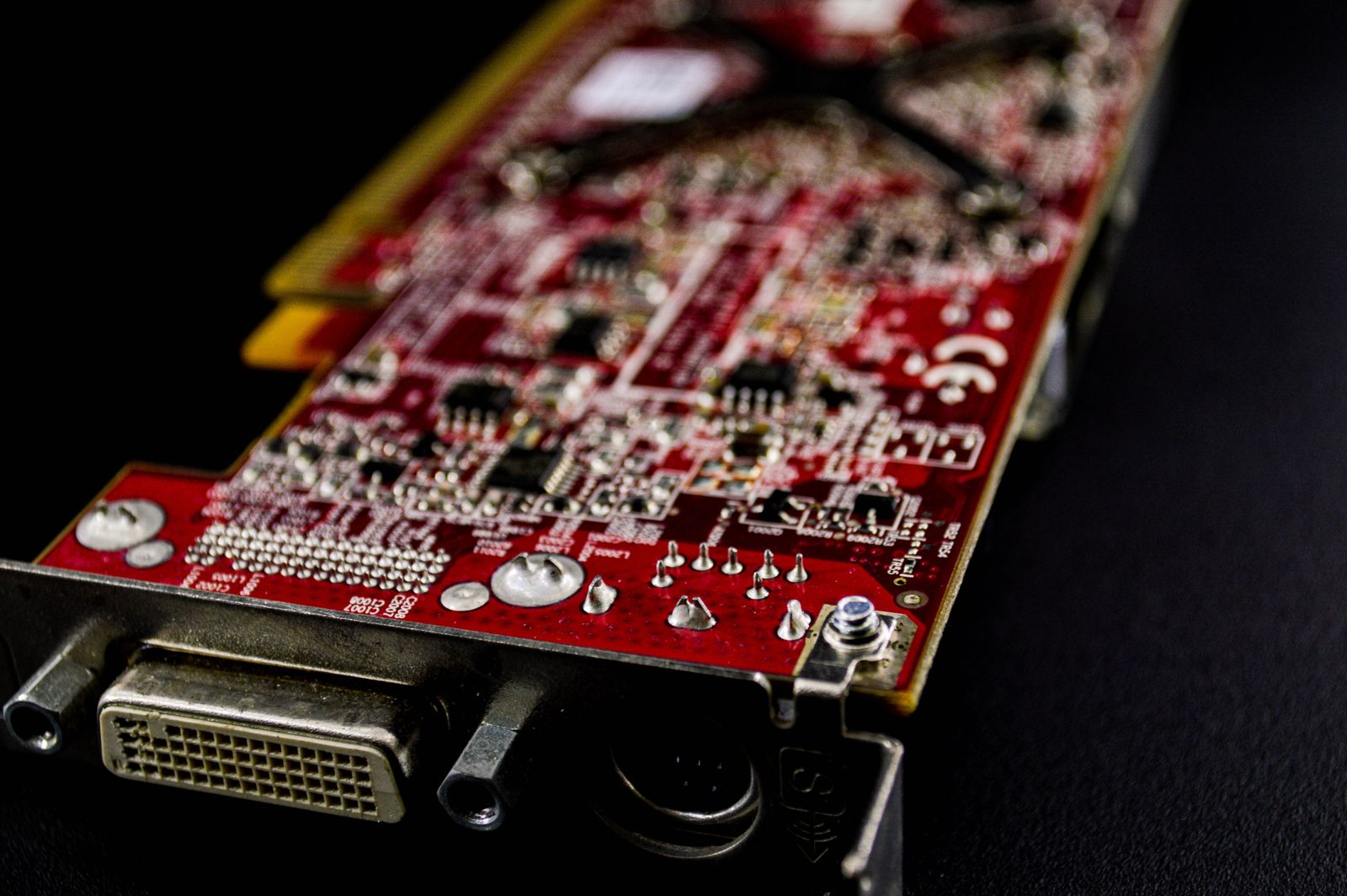 Close de um chip de processador sobre uma placa eletrônica
