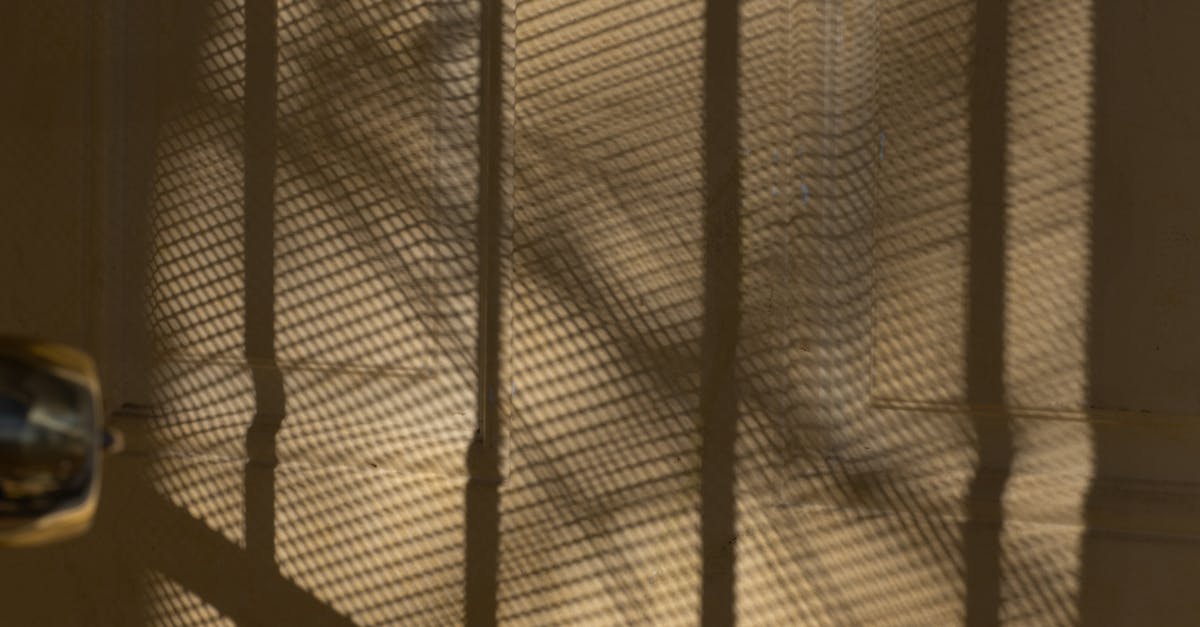 How to relay a quiet door knob lock