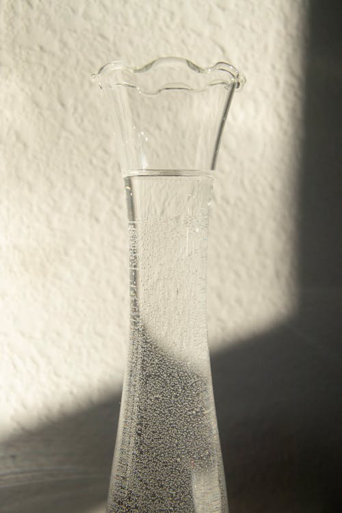 Прозрачная стеклянная ваза на черном столе