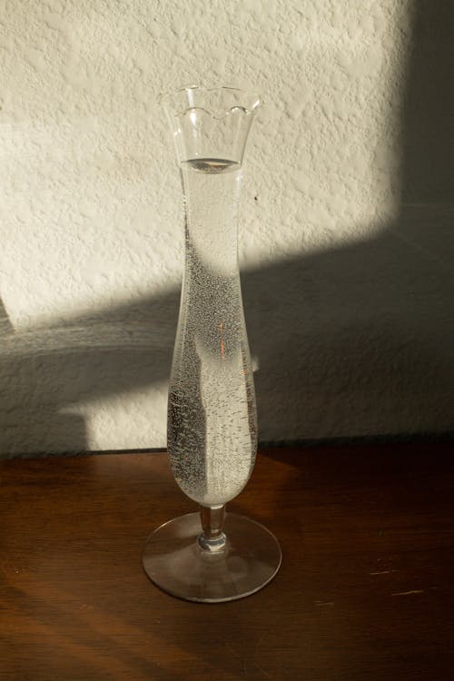 棕色的木桌上的透明玻璃花瓶