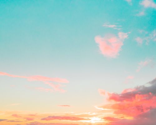 Free A peaceful sky with pink clouds during golden hour, showcasing pastel colors. Stock Photo