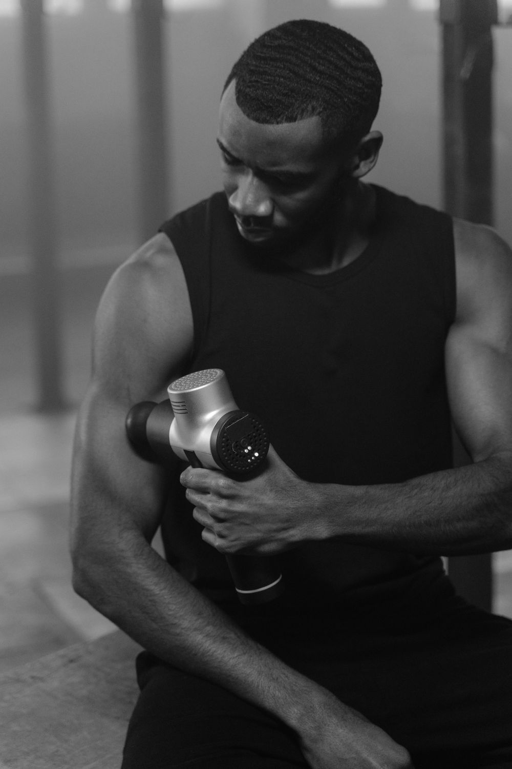 Récupération musculaire au pistolet de massage