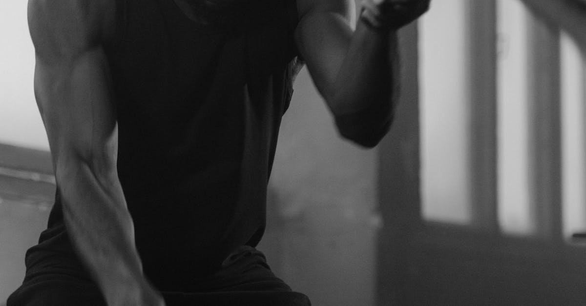 Un homme faisant des pompes lors de son entraînement.