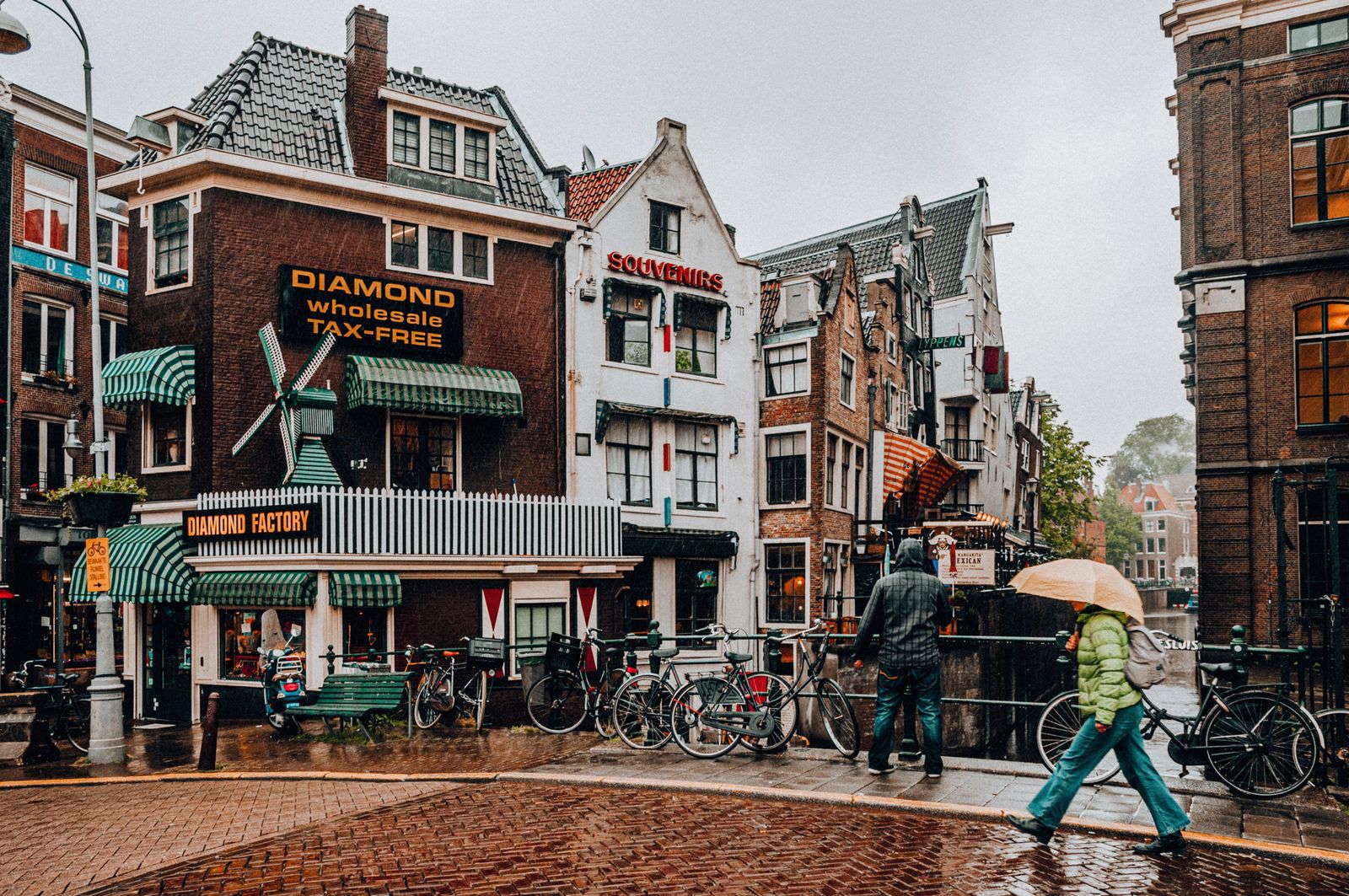 Amsterdam rainy street Heineken bier cafe diamond factory