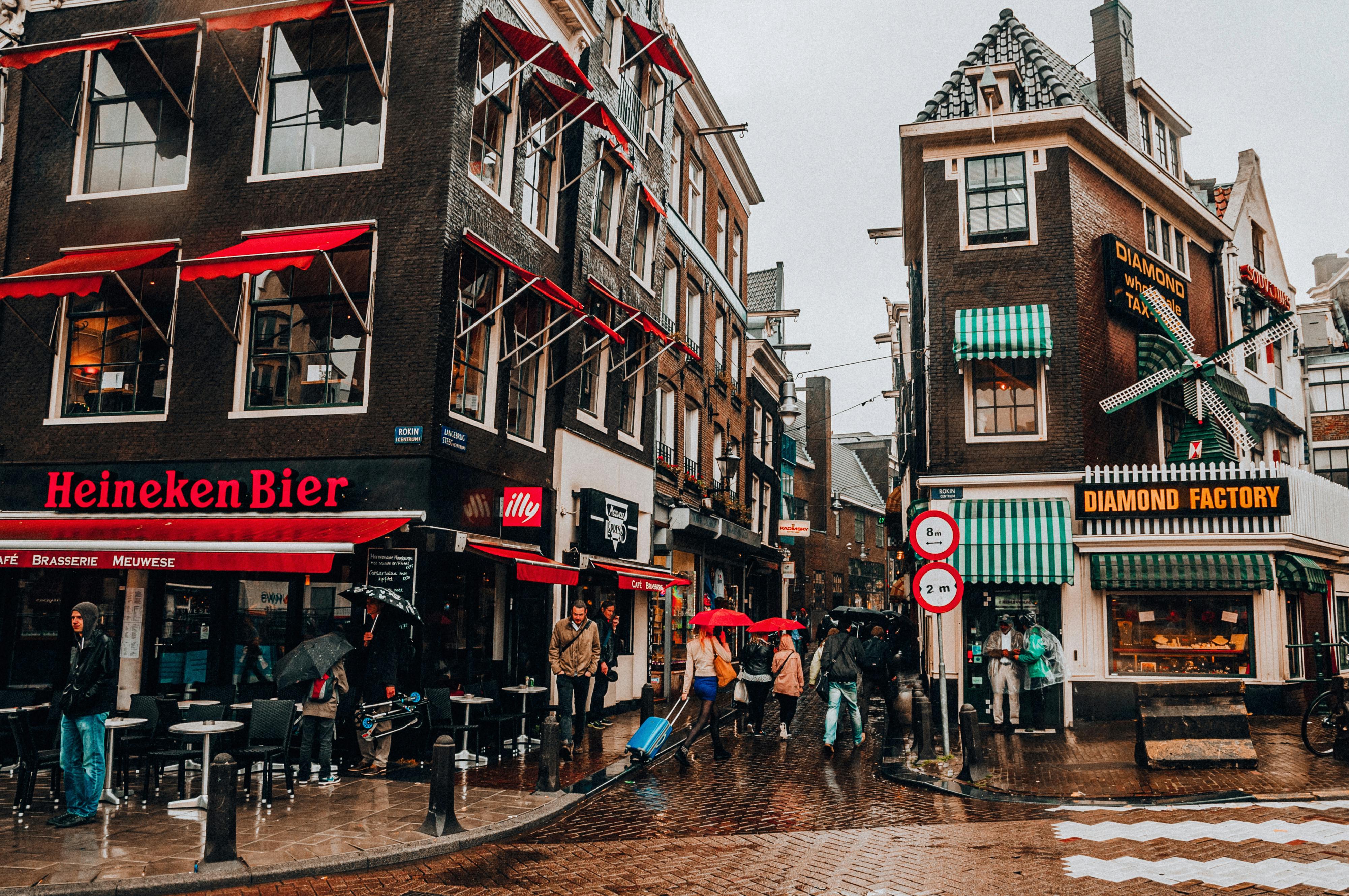 vibrant street scene in River North with cafes and galleries - Chicago apartment rentals