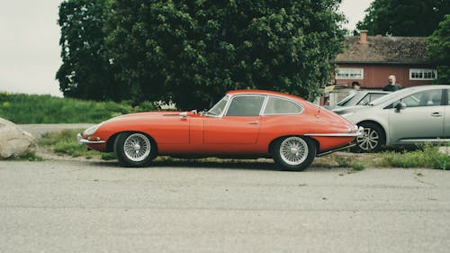 Foto profissional grátis de automobilísticos, carro vermelho, clássico