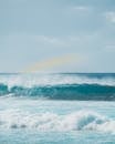 美丽的海浪拍打在地平线上鲜艳的彩虹下，宁静的海景