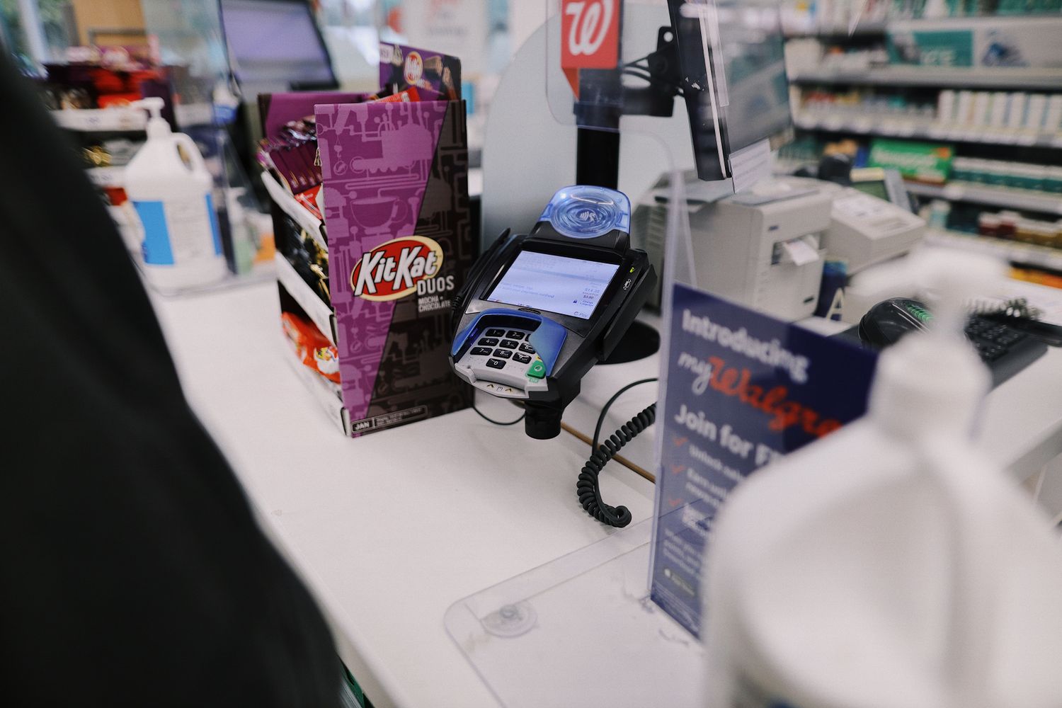 Mostrador de comercio con terminal de cobro