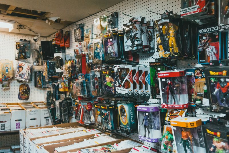 Buildable blind box DIY collecting trend showing toy robot model figures in a store display
