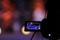 数码相机的特写镜头捕捉到了散景背景充满活力的场景