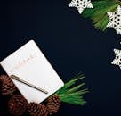 这间以假期为主题的公寓配有笔记本、松果和装饰性雪花，背景是暗色调的