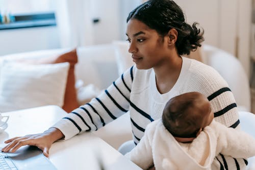 Madre Che Porta Il Suo Bambino Mentre Lavora Da Casa