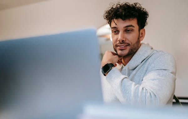 Alltag 2025: Mit Smart-Habit-Trackern und Micro-Routinen entspannt durch den Tag
