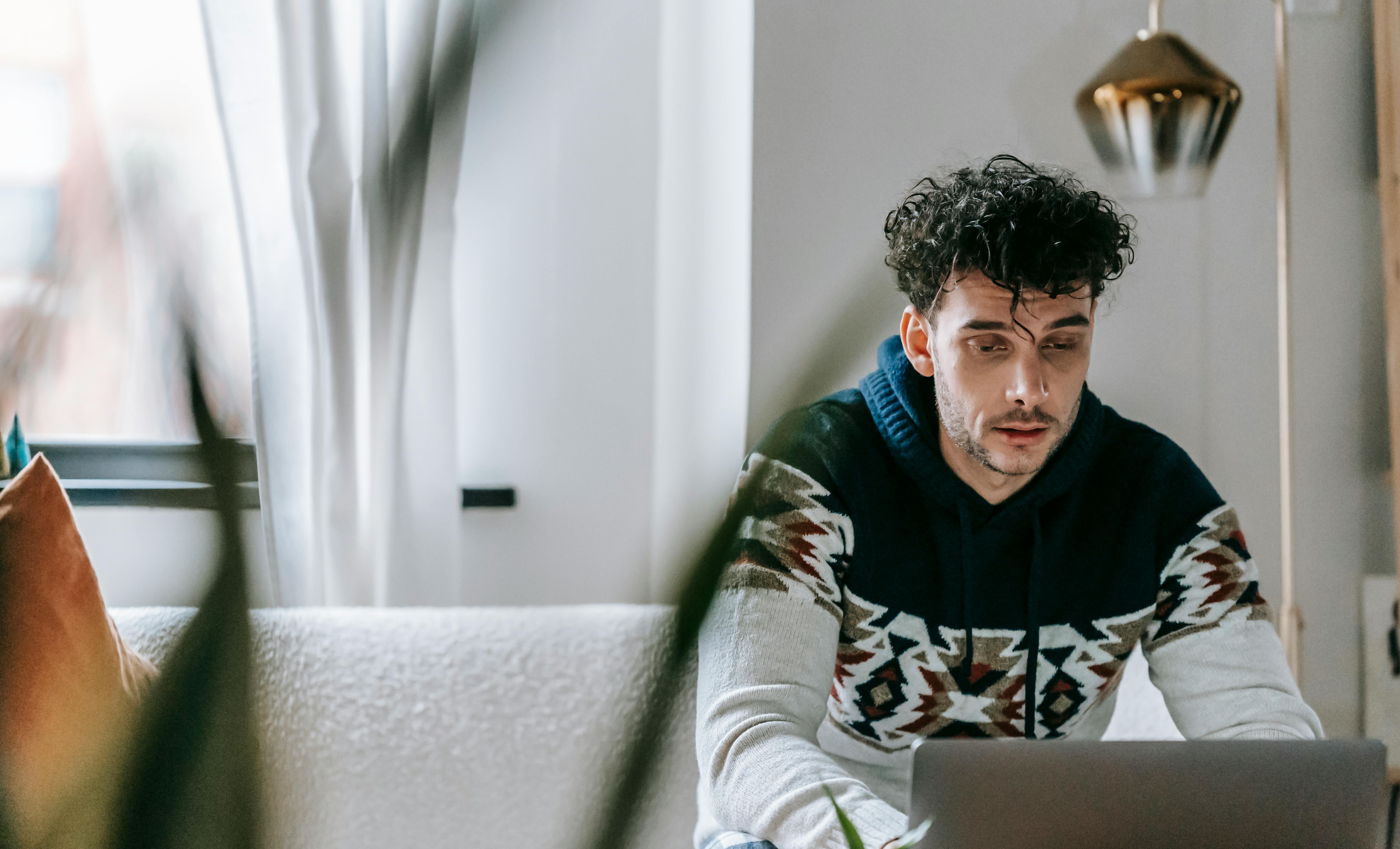 Osoba pisząca kreatywne teksty na podryw na laptopie.
