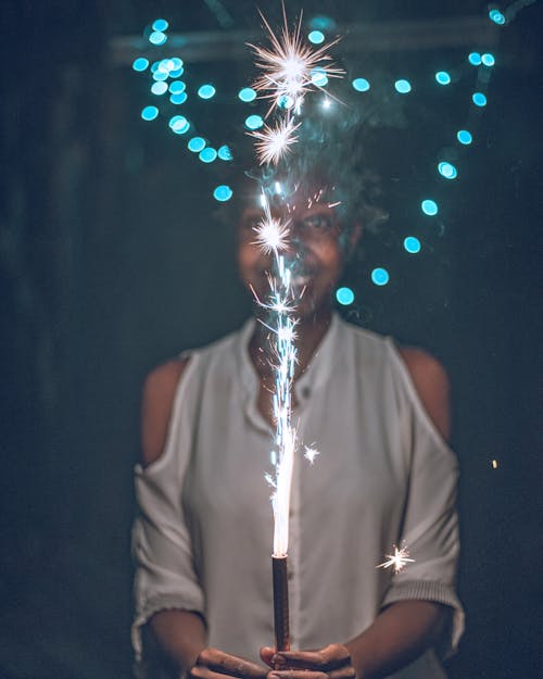 Gratis stockfoto met Afro-Amerikaanse vrouw, bokeh, burning sparkler