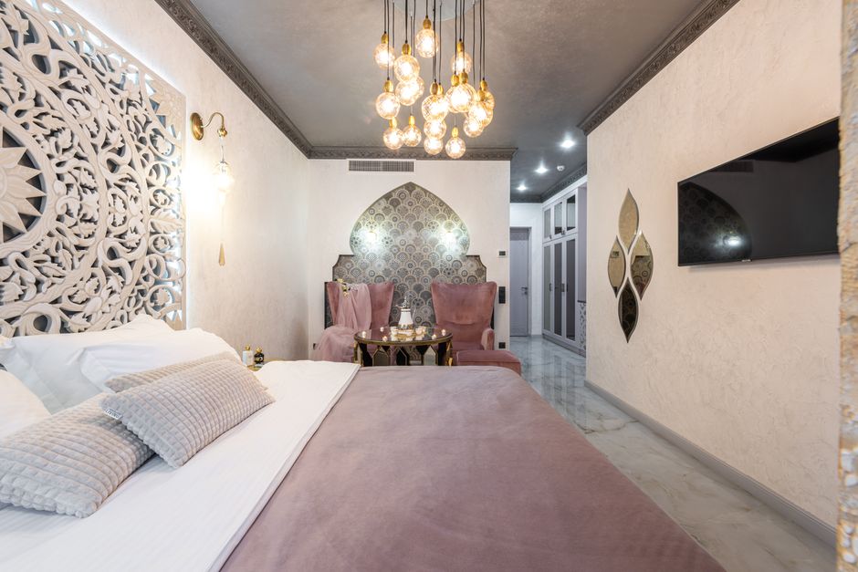 Quarto de luxo no Mandarin Oriental Paris com cama elegante e iluminação ambiente.