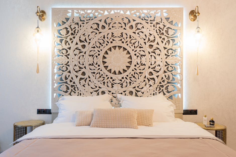 Boeddhistisch geïnspireerde mandala decoraties op nachtkastje. Boeddhistisch geïnspireerde mandala decoraties op nachtkastje.