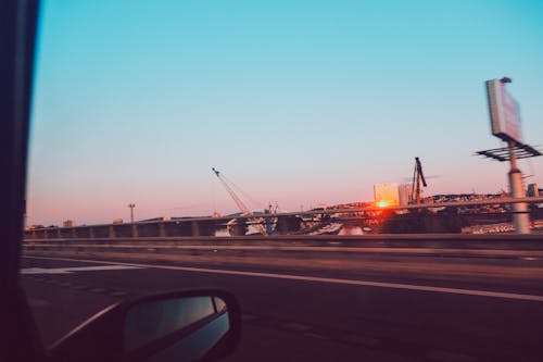 無料 日没時の道路上の車 写真素材