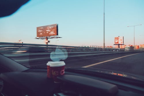 Immagine gratuita di autostrada, bicchieri di carta, caffè