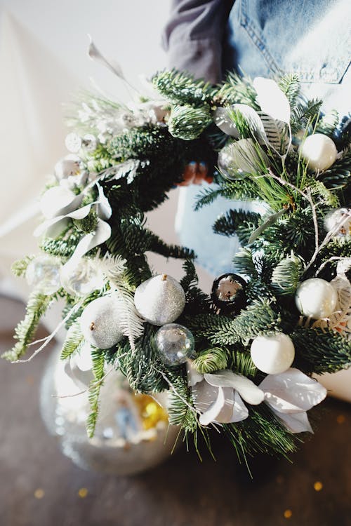 Free Green and White Christmas Wreath Stock Photo