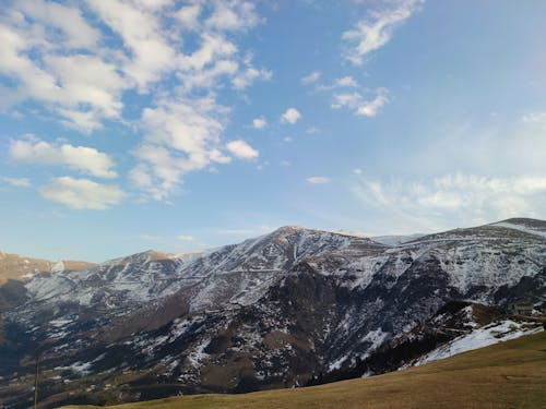 Mavi Gökyüzü Altında Gri Ve Beyaz Dağ