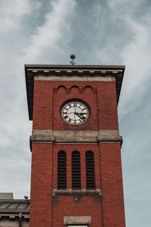 Безкоштовне стокове фото на тему «годинникова вежа, жаб’яча перспектива, зовнішнє оформлення будівлі»