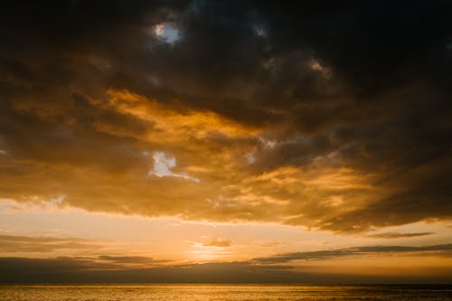 Immagine gratuita di alba, cieli nuvolosi, cielo drammatico
