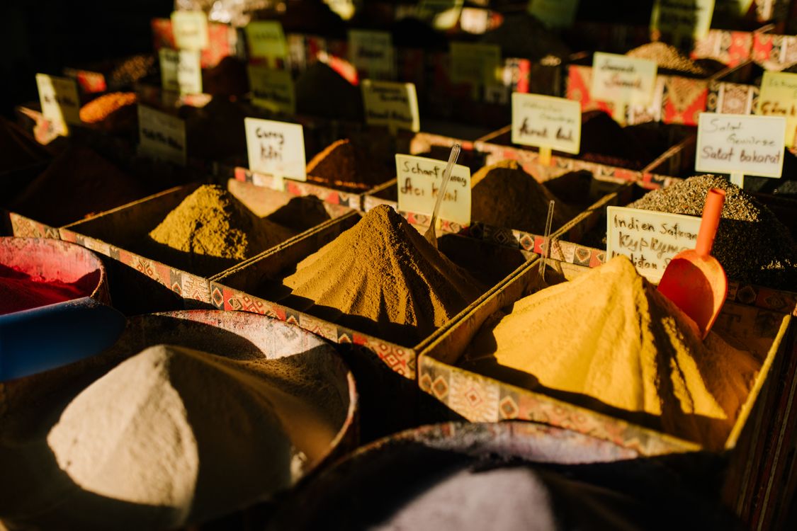 Épices et herbes aromatiques sur un marché du Sud de la France Étal de marché avec épices et aromates colorés disposés en rangées