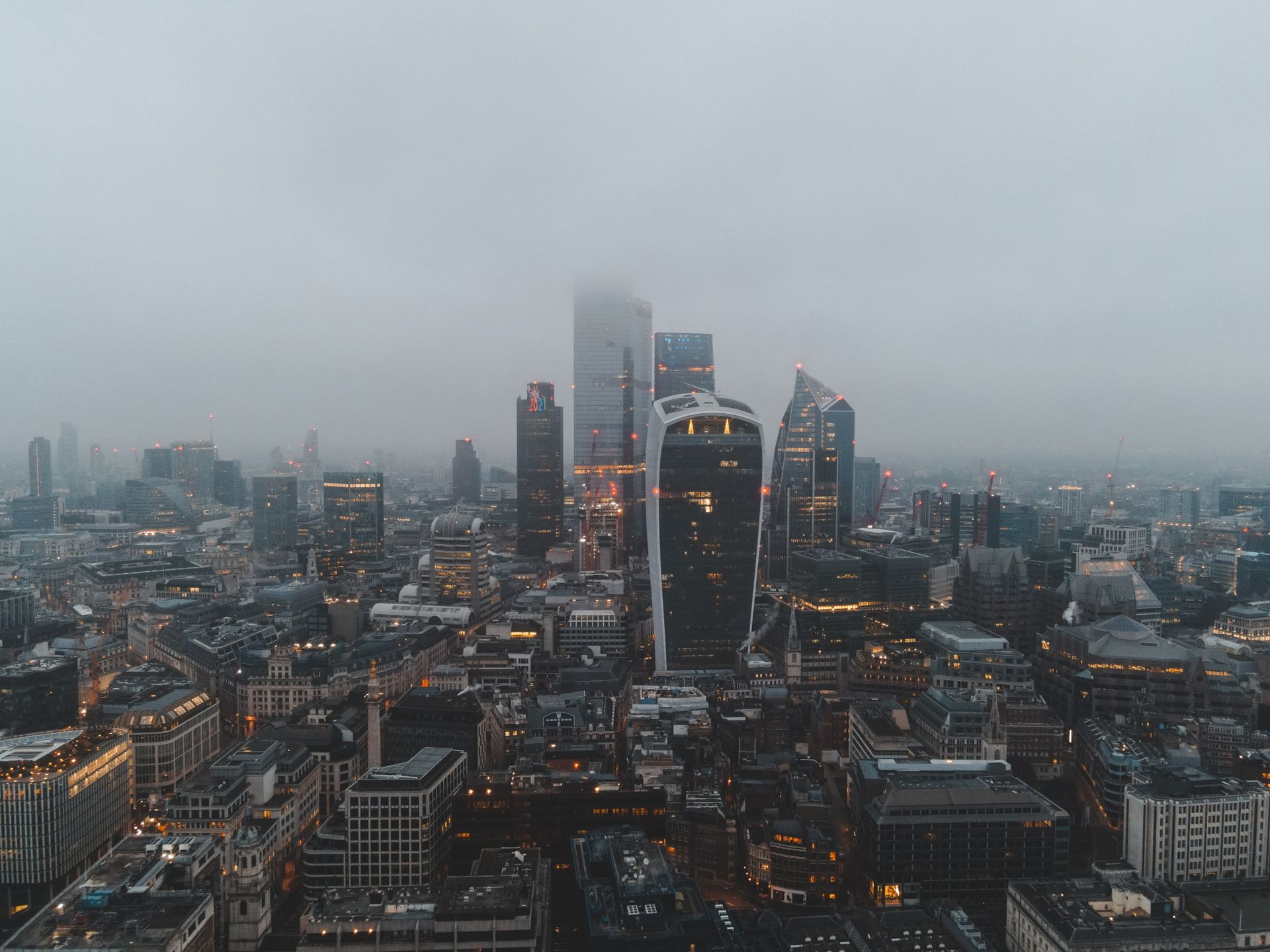 Distrito financiero de Londres en mañana nublada