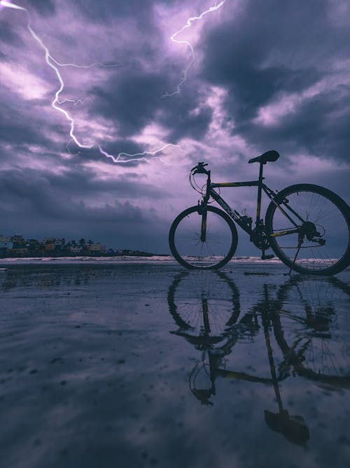 Fotobanka s bezplatnými fotkami na tému bicykel, blýskanie, dramatická obloha