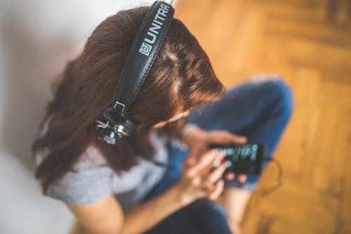 Free Woman with headphones listening music Stock Photo