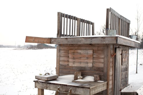Δωρεάν στοκ φωτογραφιών με ξύλινο κτίριο, ξύλινο υπόστεγο στον τομέα, υπόβαθρο χιόνι